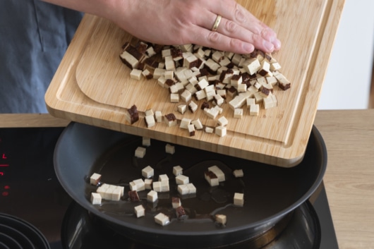 Tofu für die vegane Carbonara anbraten