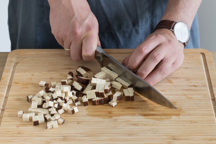 Tofu fein würfeln