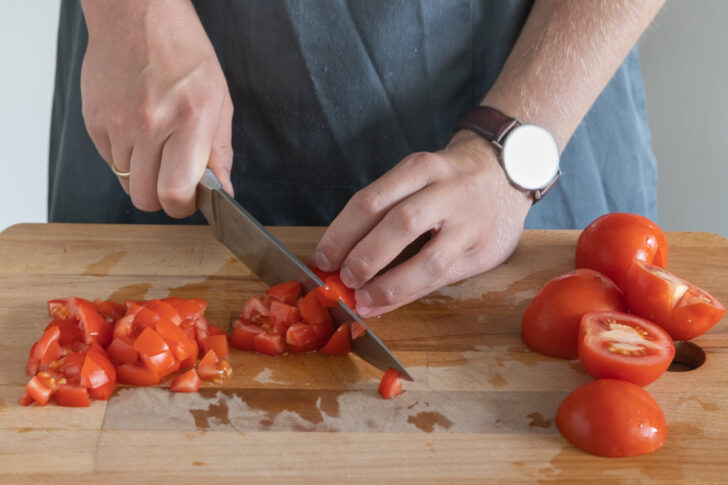 Tomaten vom Strunk entfernen und würfeln