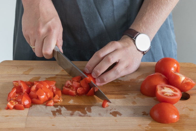 Tomaten vom Strunk entfernen und würfeln