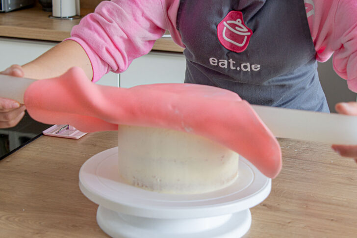 Fondant auf der Torte abrollen