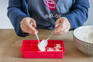 Vorteig in Eiswürfel Form füllen