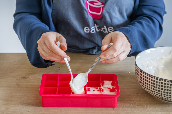 Vorteig in Eiswürfel Form füllen