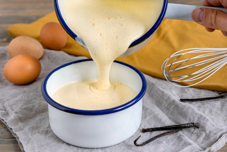 Klassische Vanillesauce selber machen | Rezept - eat.de