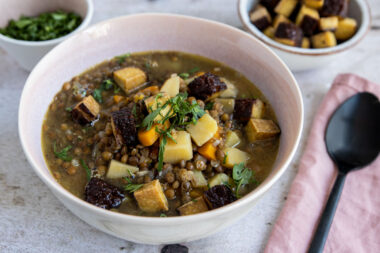 veganer Linseneintopf mit Räuchertofu