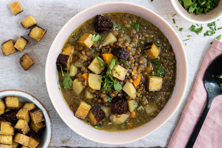 veganer Linseneintopf mit Räuchertofu
