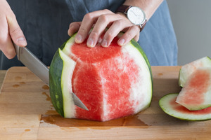 Wassermelone schälen