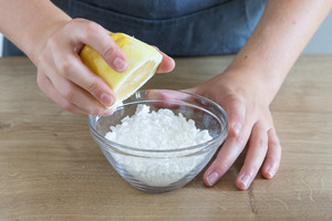 Puderzucker mit Zitrone und Milch vermengen