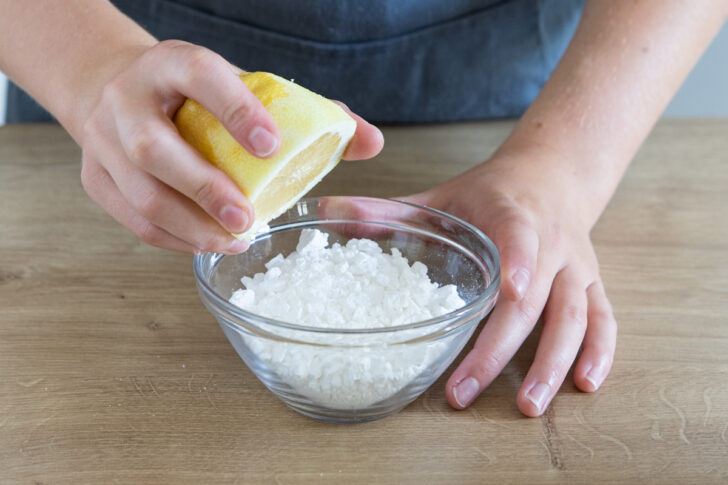 Puderzucker mit Zitrone und Milch vermengen