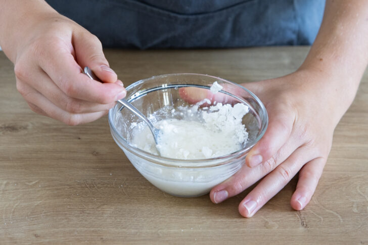 Zuckerguss für Mohnstollen zubereiten