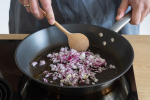 Zwiebeln und Knoblauch anschwitzen