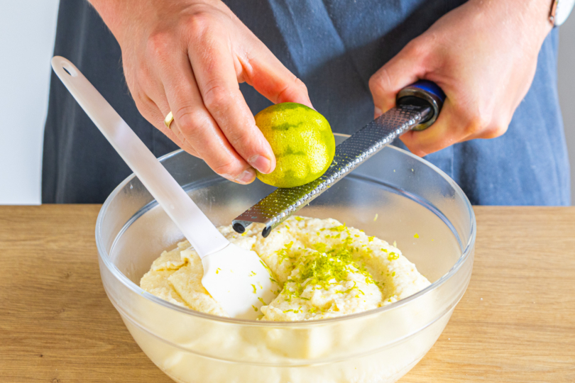Limettenschale abreiben