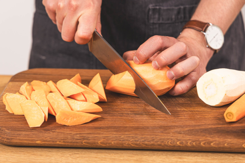 Süßkartoffel in Stücke schneiden