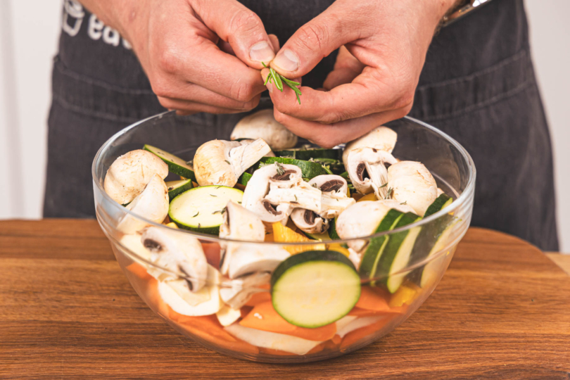 Kräuter zum Gemüse zupfen