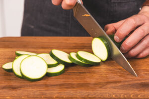 Zucchini in Scheiben schneiden