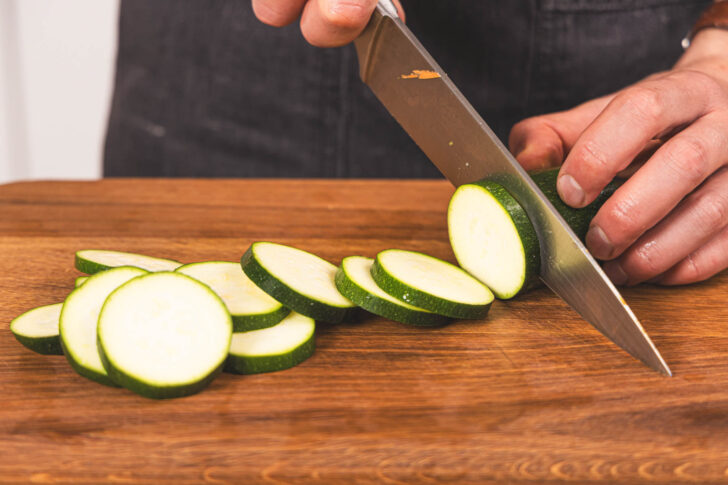 Zucchini in Scheiben schneiden