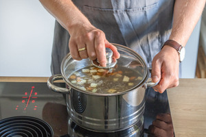 Deckel schräg auf den Topf mit der Erbsensuppe legen