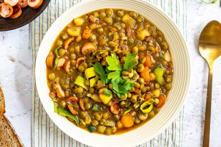 Klassische Erbsensuppe mit Wiener Würstchen