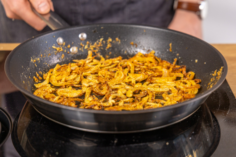 Röstzwiebeln in der Pfanne braten