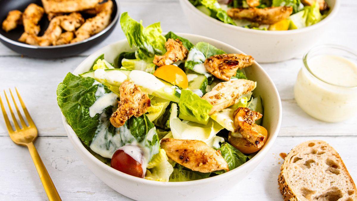 Salat mit Hähnchenstreifen und Joghurtdressing I Rezept