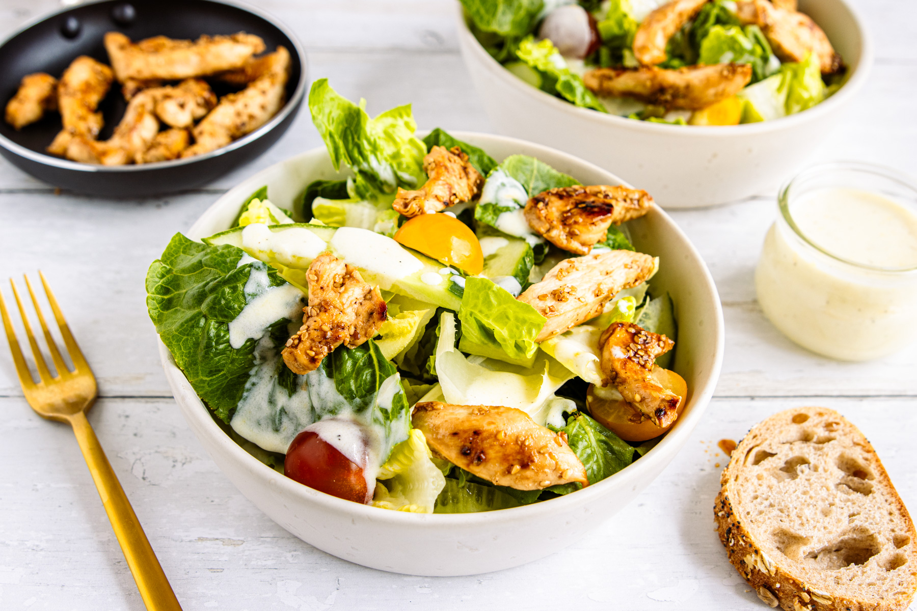 Salat mit Hähnchenstreifen und Joghurtdressing I Rezept