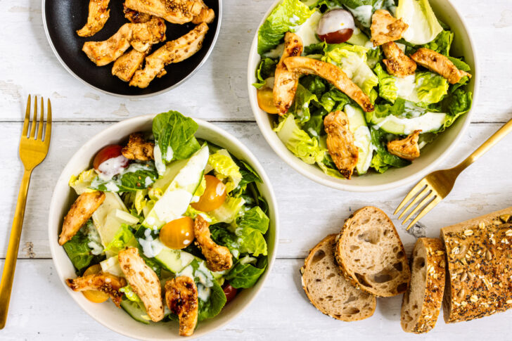 Salat mit Hähnchenstreifen