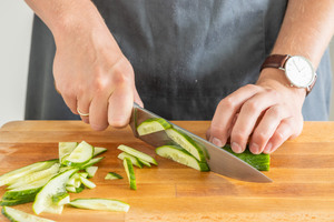 Gurke in Streifen schneiden