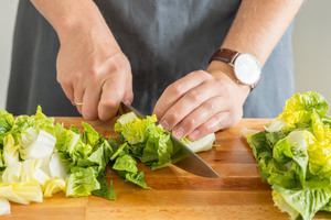 Salat in mundgerechte Stücke schneiden