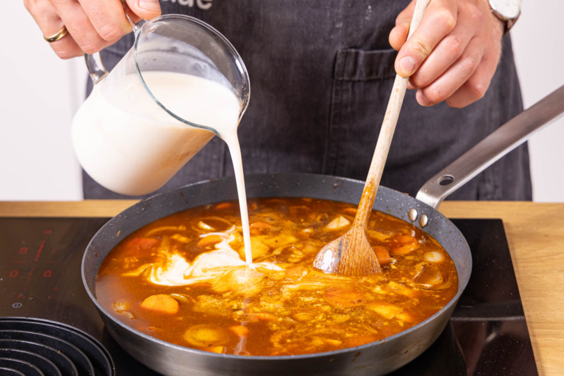 Balsamico, Brühe und Buttermilch dazugeben