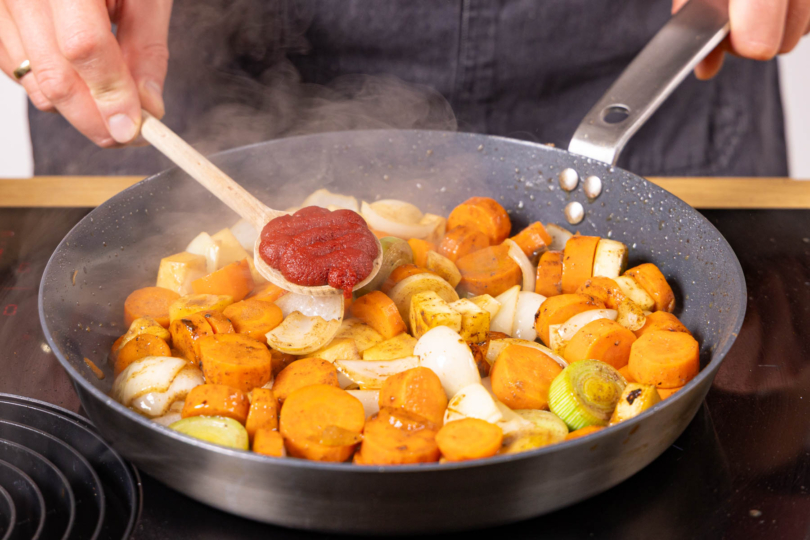 Gemüse anbraten und Tomatenmark dazugeben