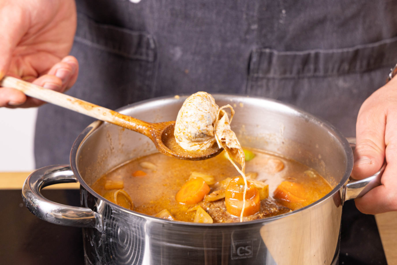 Gewürzbeutel wieder in die Soße geben