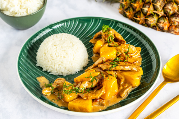 Geschnetzeltes vom Schwein mit Ananas und Reis