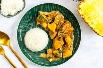 Geschnetzeltes vom Schwein mit Ananas und Reis top down