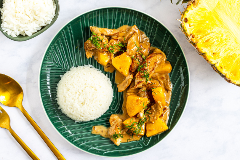 Geschnetzeltes vom Schwein mit Ananas und Reis top down