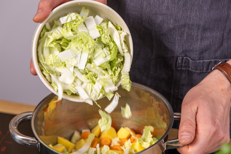 Chinakohl in den Topf geben