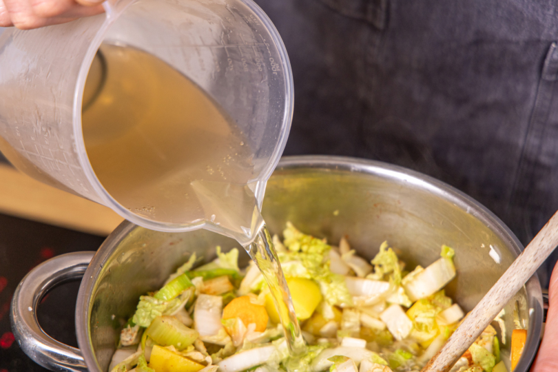 Gemüsebrühe dazu gießen
