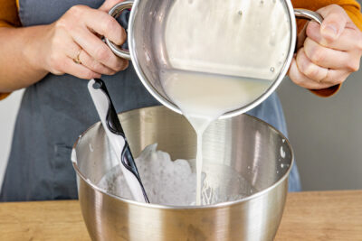 Joghurt-Gelatine unter die Creme heben