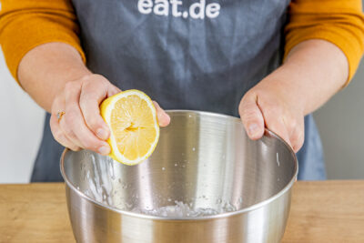 Zitrone auspressen