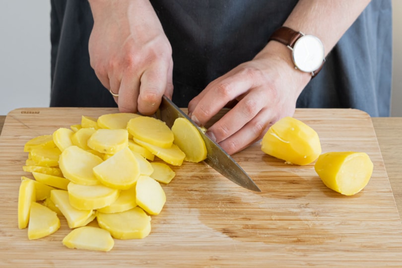 gekochte Kartoffeln in Scheiben schneiden
