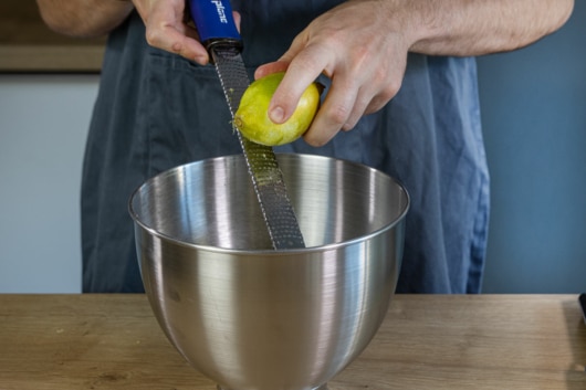 Abrieb einer Zitrone dazugeben