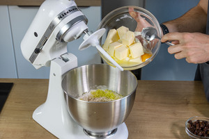 Butter und Eier in die Schüssel geben
