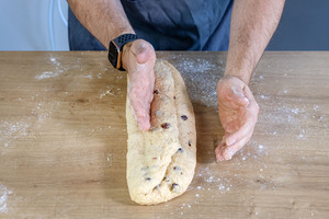 Quarkstollenteig einmal einklappen