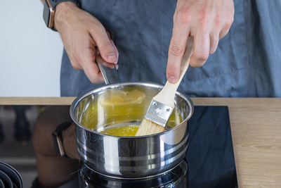 Butter im Topf schmelzen