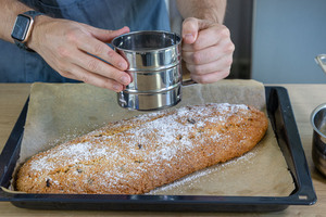 Puderzucker auf Quarkstollen geben