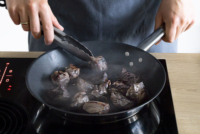 Fleisch anbraten