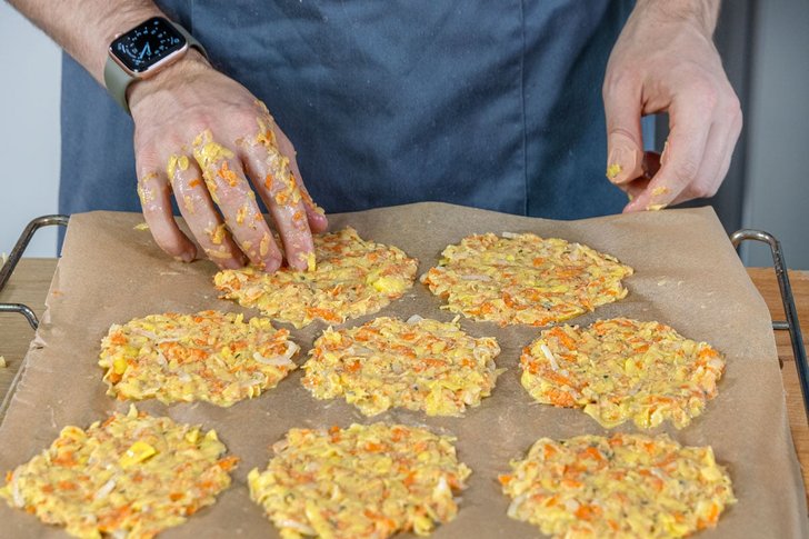 Kartoffelpuffer auf Backblech geben