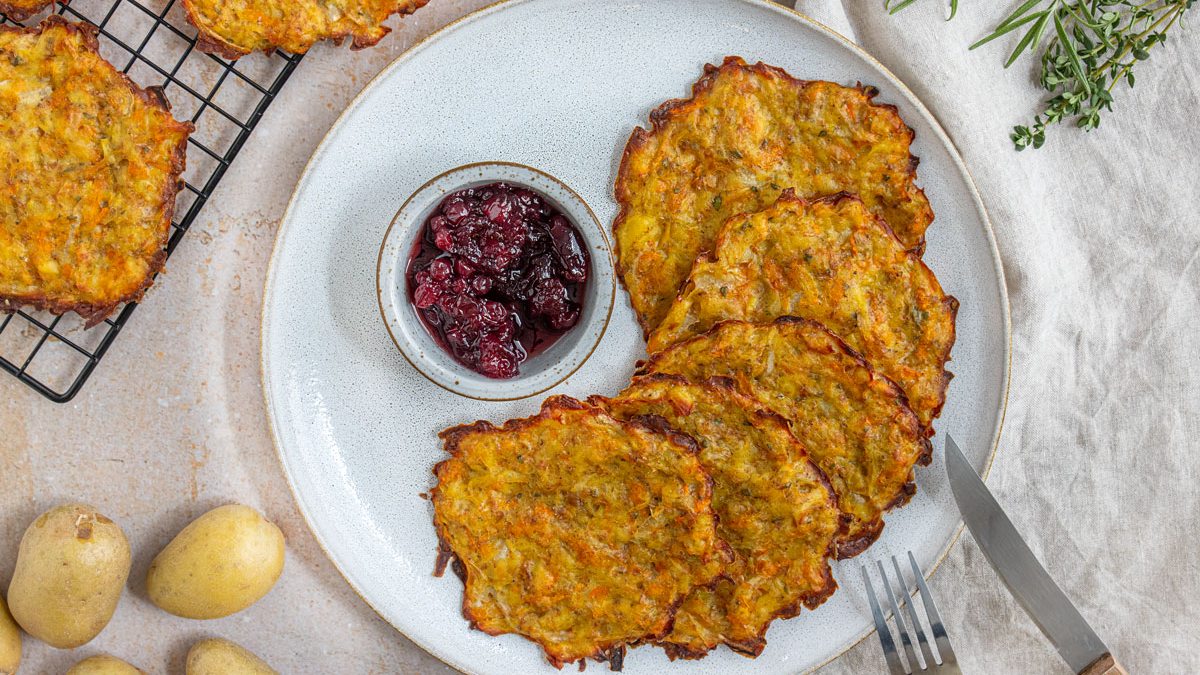 Fettarme Kartoffelpuffer im Backofen zubereiten | Rezept - eat.de