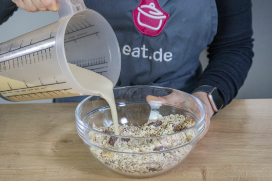 Flüssigkeit dazugeben