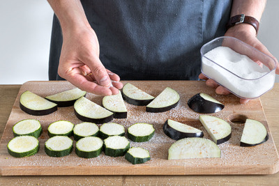 Aubergine und Zucchini in Scheiben schneiden und salzen