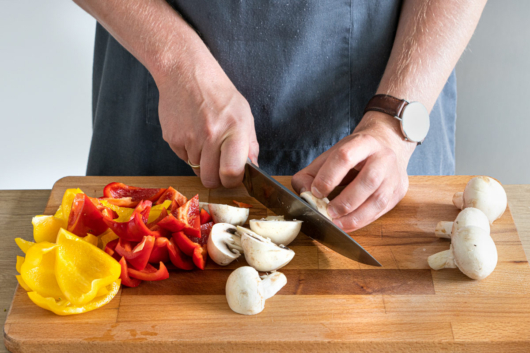 Paprika und Champignons in Stücke schneiden